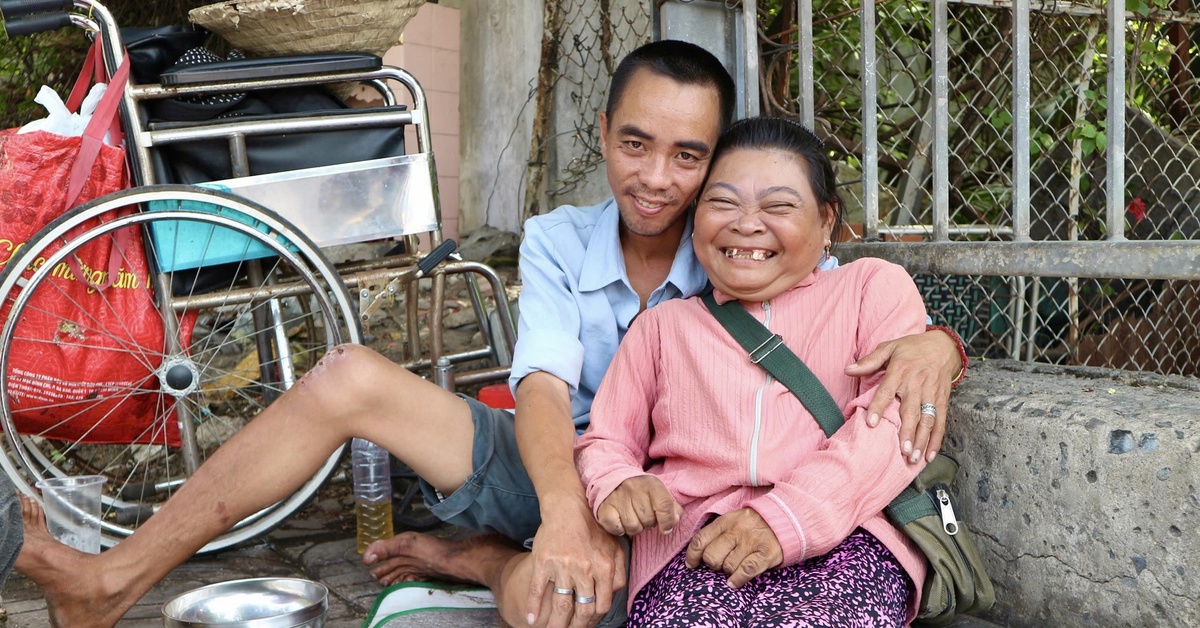 Chuyện tình tựa cổ tích của người phụ nữ khuyết tật bán vé số