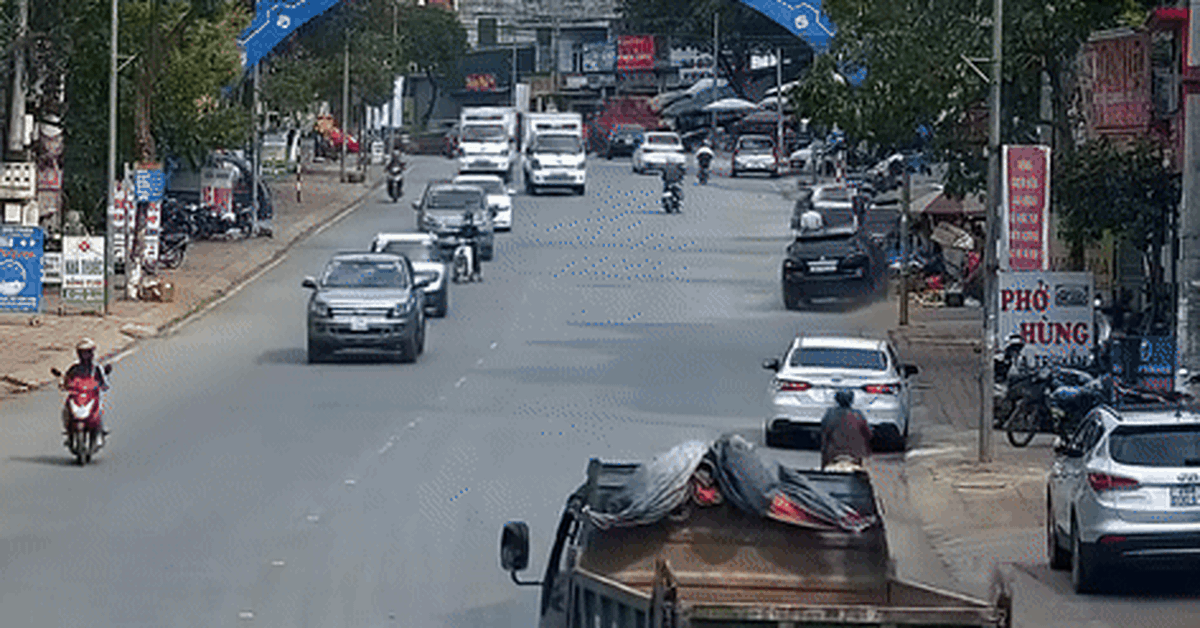 Xe Lexus lao lên vỉa hè, hất văng người đi bộ và xe máy điện
