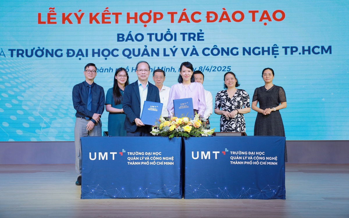 Sinh viên Trường đại học Quản lý và Công nghệ TP.HCM học tại báo Tuổi Trẻ