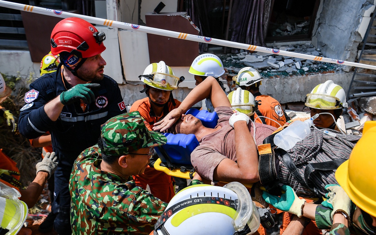 Chiều nay, đoàn cứu hộ Việt Nam về tới sân bay Nội Bài