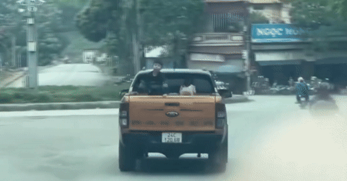 Tài xế xe bán tải chở hai trẻ nhỏ trên thùng xe bị xử phạt, trừ 6 điểm bằng lái