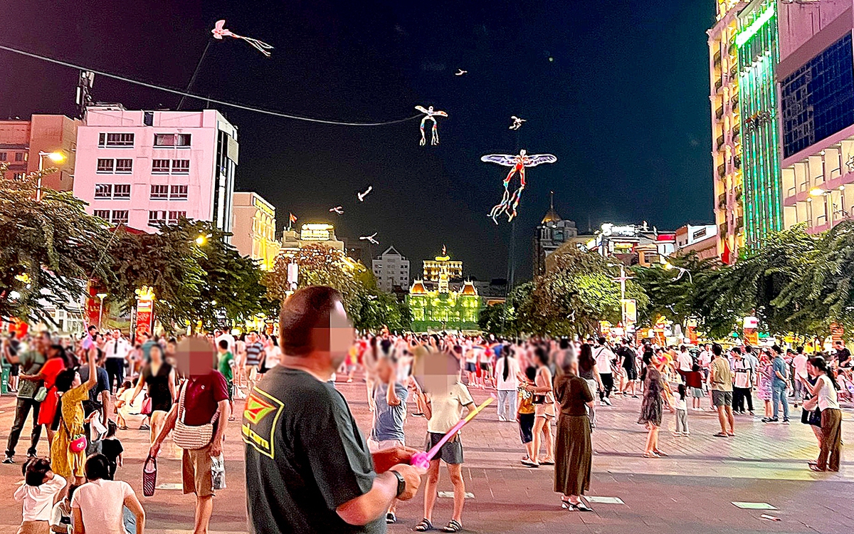 Thả diều trên phố đi bộ Nguyễn Huệ: Trẻ liên tục té, người lớn khổ sở luồn lách dưới 'rừng' diều