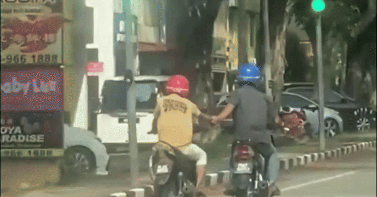 'Đẩy' xe chết máy bằng cách nắm tay, dân mạng cười nghiêng ngả