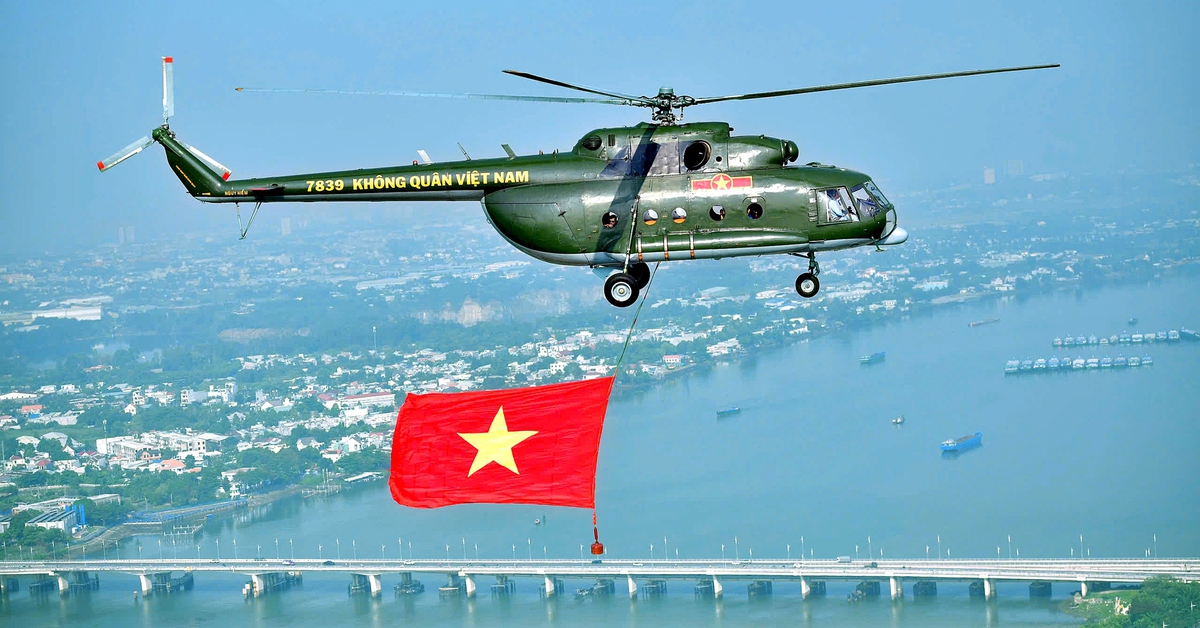 10 trực thăng luyện đội hình bay kéo cờ Tổ quốc tại Biên Hòa