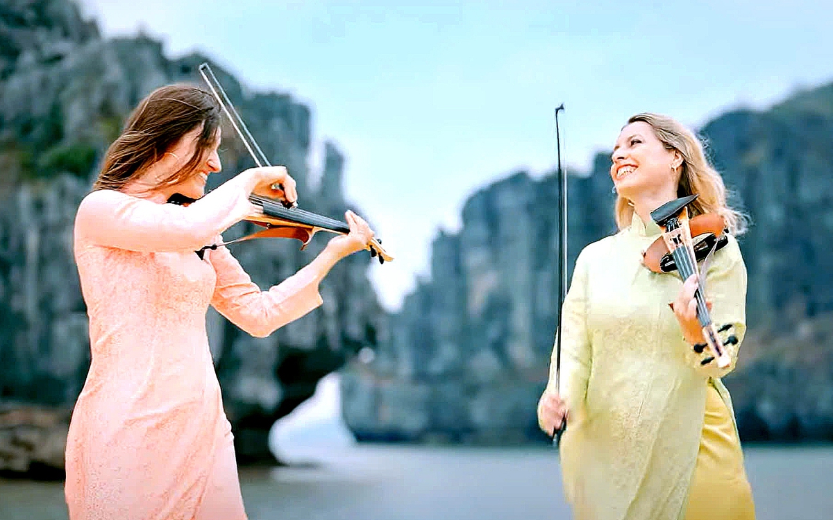 Bond mặc áo dài, chơi bản nhạc kinh điển 'Victory' giữa Hạ Long