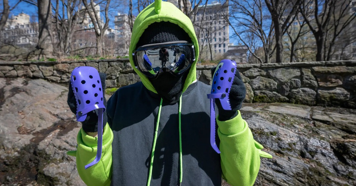 Người đàn ông bí ẩn làm giày cho các bức tượng ở New York, lập tức xuất hiện trộm giày