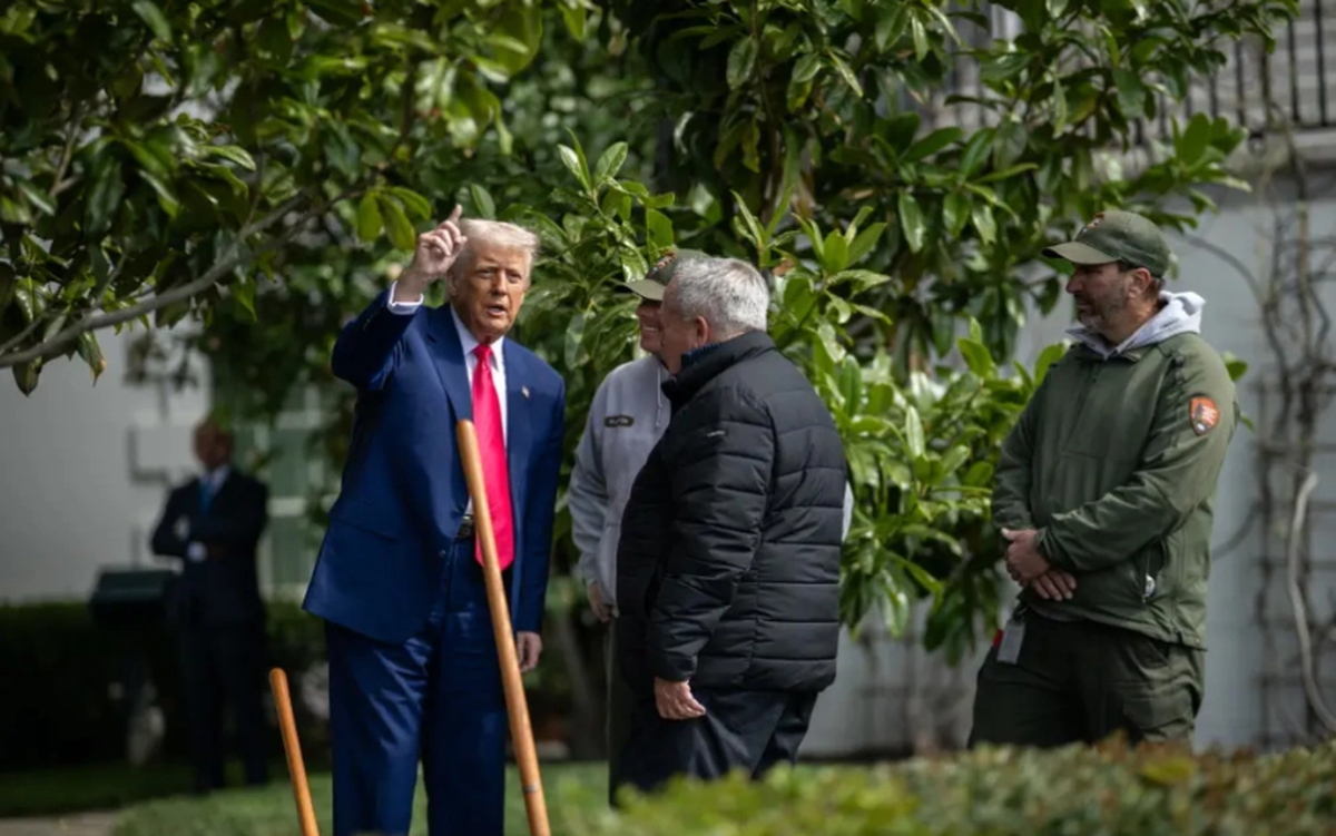 Ông Trump trồng cây tại Nhà Trắng giữa lúc thế giới chao đảo vì thuế quan