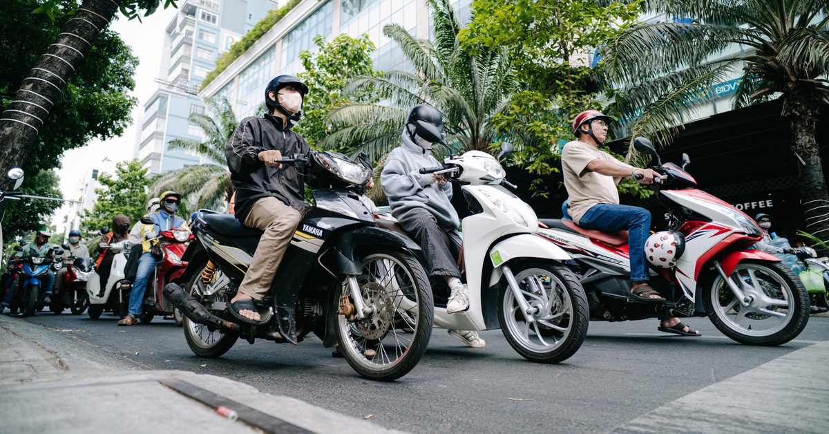 Đèn cho xe rẽ phải có cũng như không vì...