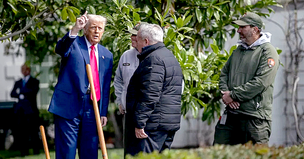 Ông Trump trồng cây tại Nhà Trắng giữa lúc thế giới chao đảo vì thuế quan