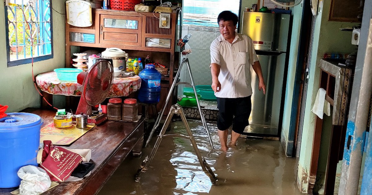 Vỡ điểm đấu nối đường ống, nước phun xối xả lên không trung
