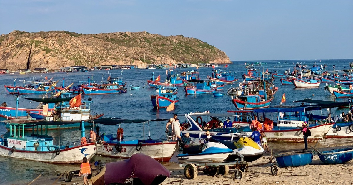 Mô tô nước mất lái lao vào bờ, tông 1 bé gái thiệt mạng, 3 người bị thương