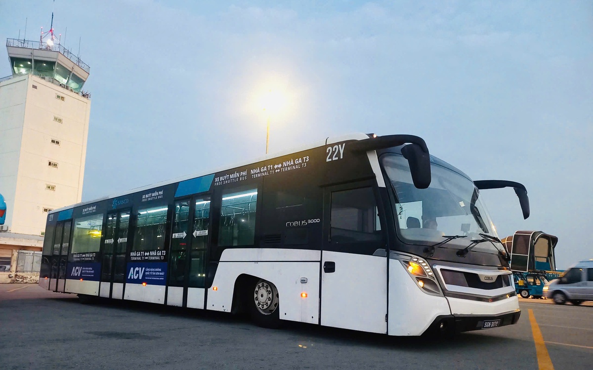 Tân Sơn Nhất có xe buýt miễn phí chạy đường nội bộ để khách nối chuyến