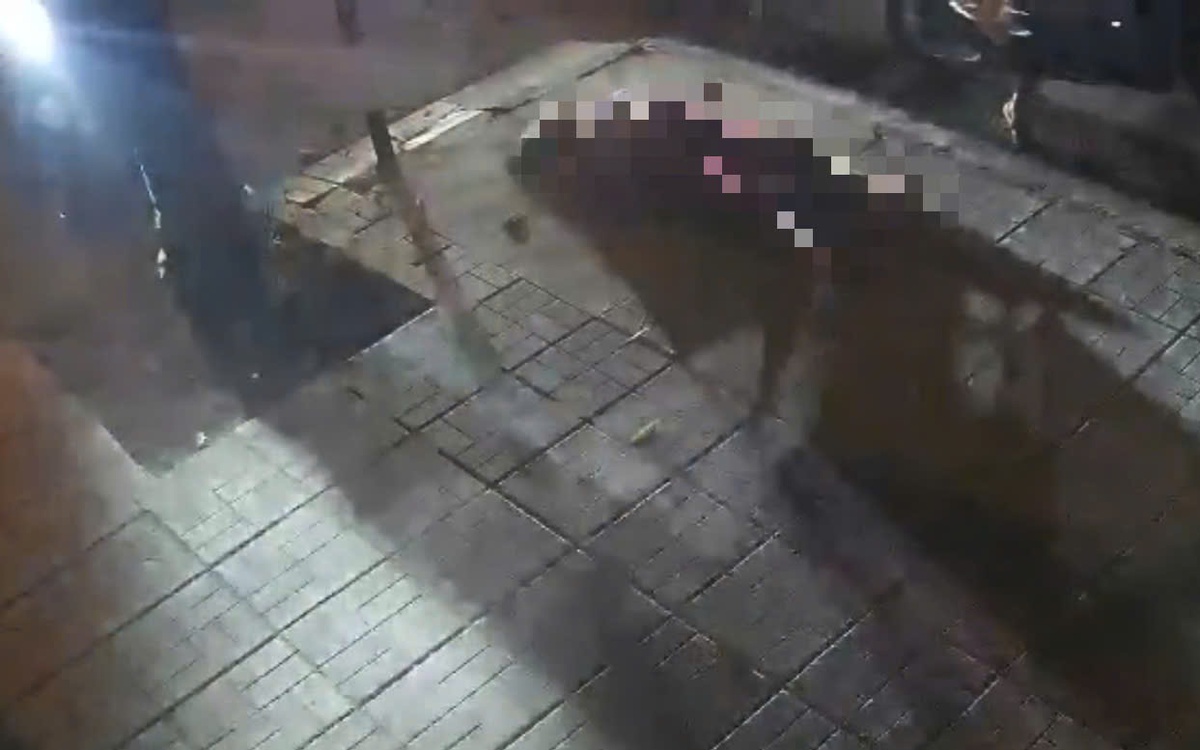 2 nhóm thanh niên chạy xe đánh nhau, tông người phụ nữ văng vào vỉa hè