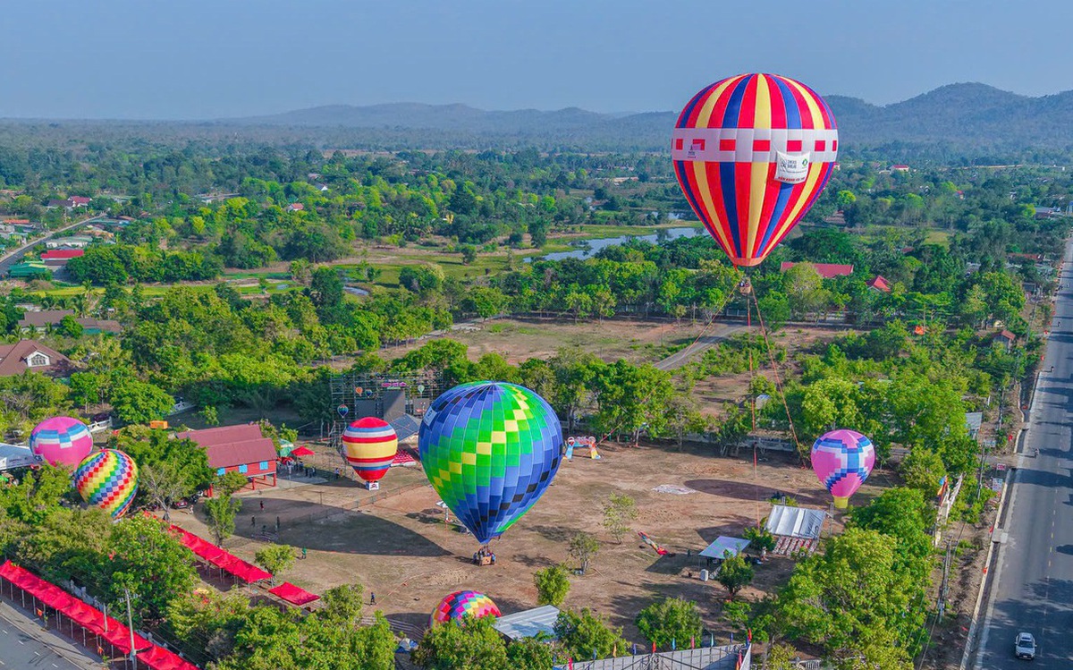 Du khách lần đầu trải nghiệm bay khinh khí cầu trên đại ngàn