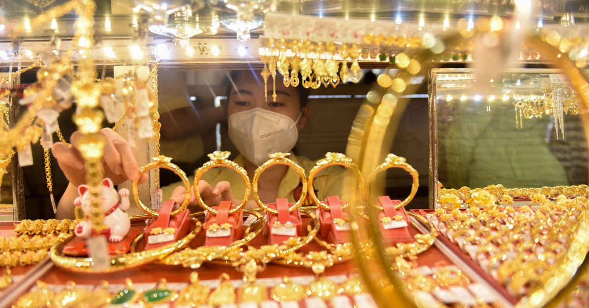 Giá vàng thế giới rơi thẳng đứng