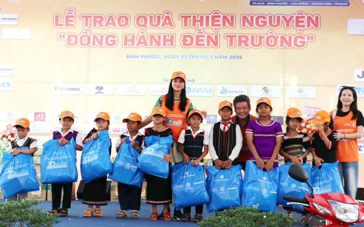 Học sinh khó khăn Bình Phước nhận quà, học bổng hơn 1,3 tỉ đồng