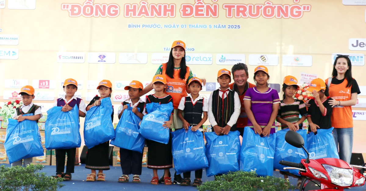 Học sinh khó khăn Bình Phước nhận quà, học bổng hơn 1,3 tỉ đồng