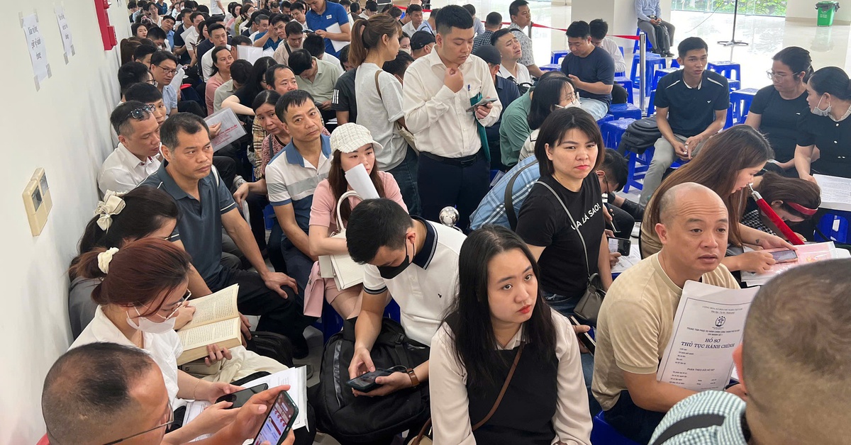 Hà Nội lý giải việc dân xếp hàng dài từ rạng sáng để xử lý thủ tục hành chính