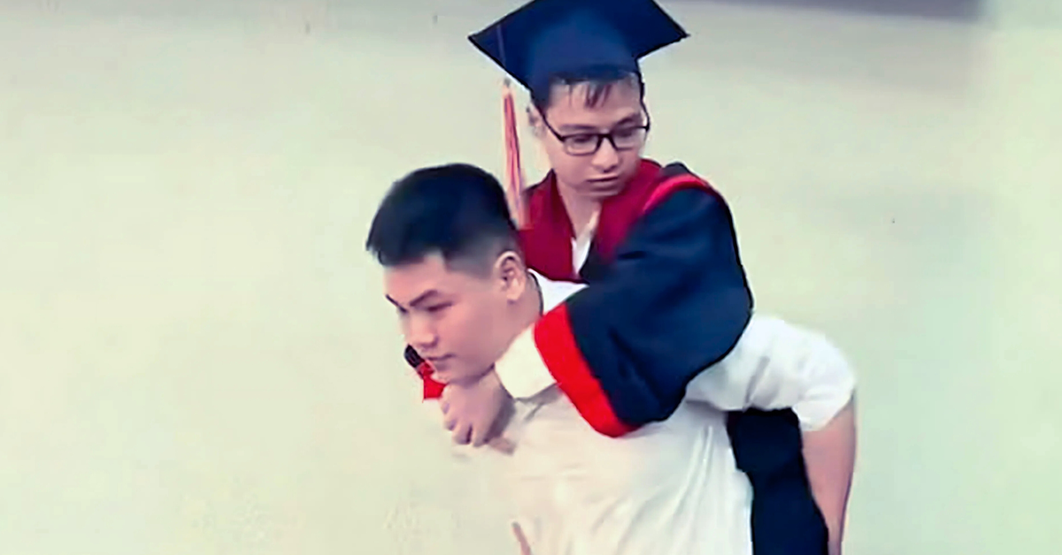 Nam sinh '10 năm cõng bạn đến trường' nay cõng bạn lên nhận bằng giỏi