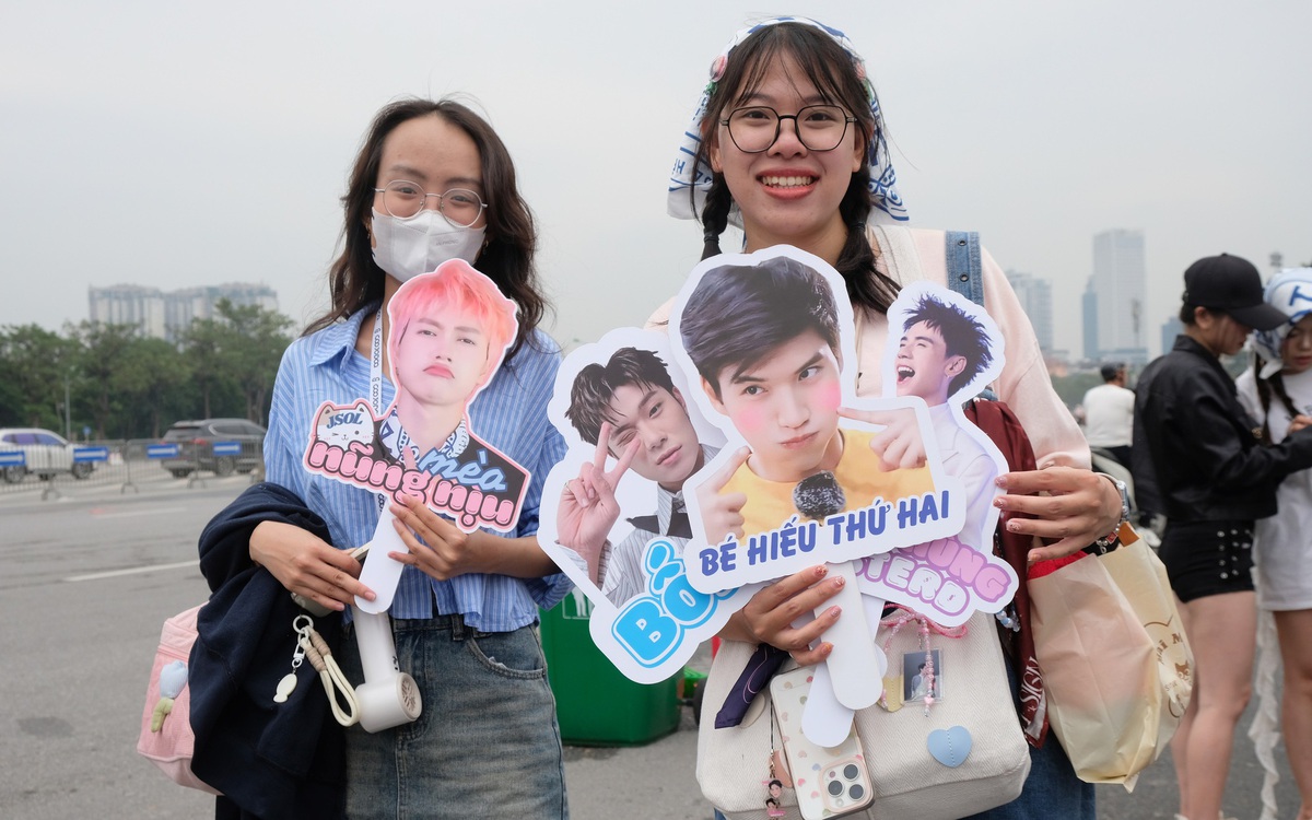 Hàng nghìn người trẻ đổ về sân Mỹ Đình 'đu' Anh trai say hi đêm cuối