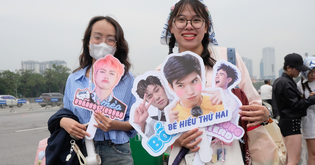 Hàng nghìn người trẻ đổ về sân Mỹ Đình 'đu' Anh trai say hi đêm cuối