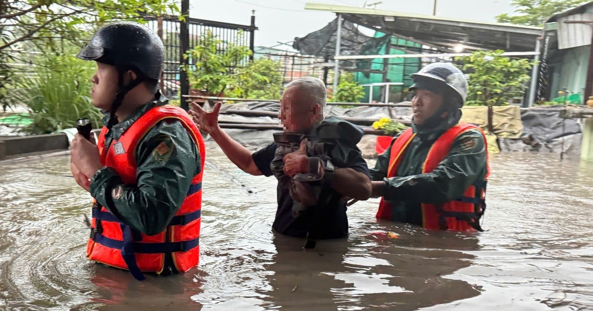 Bình Dương: Cột đèn ngã trên quốc lộ 13, giải cứu dân bị ngập sâu do mưa