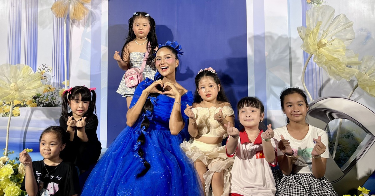 Hoa hậu H’Hen Niê và 100 bé gái khó khăn hóa thân thành nàng Lọ Lem
