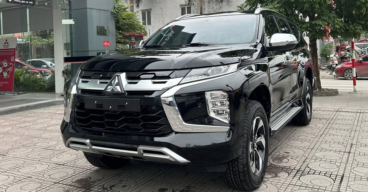 Tin tức giá xe: Mitsubishi Pajero Sport 2025 giảm tới 100 triệu đồng, đại lý còn 'bù' thêm trang bị