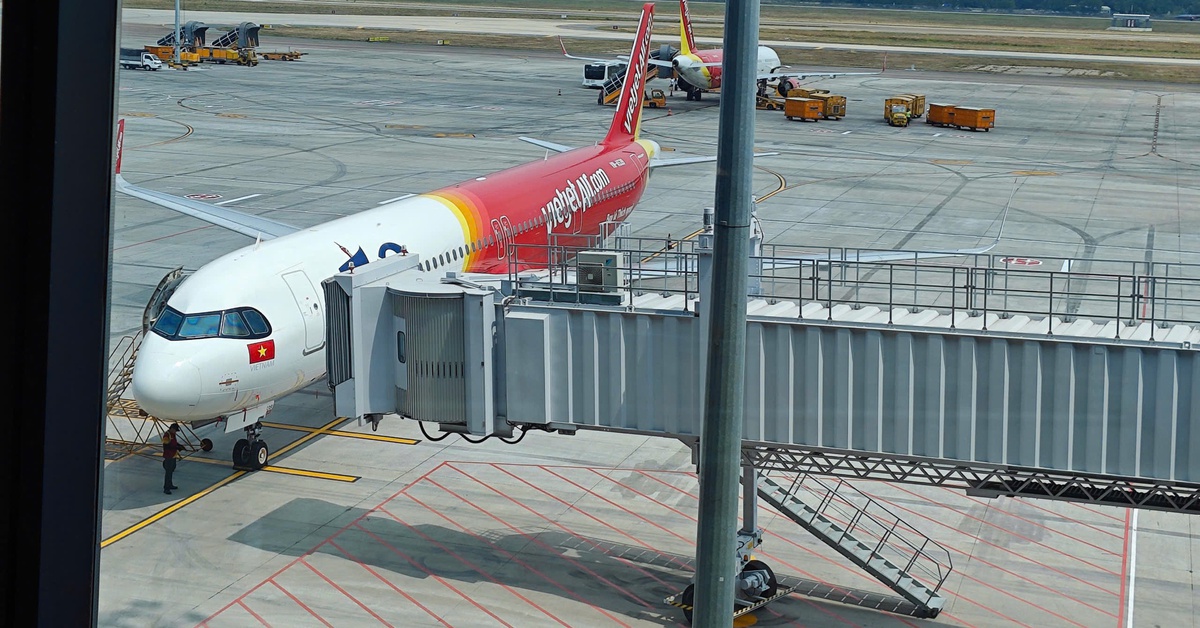 Hàng không rầm rộ bán hàng trên máy bay, Vietjet dừng bán bộ lễ cúng trong chuyến bay Côn Đảo