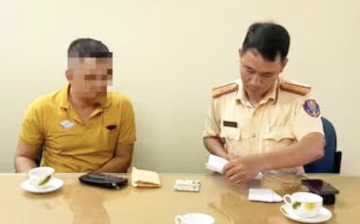 Mở cửa xe buýt đập vào người đi xe máy, mở thêm lần nữa đe dọa, cuối cùng... nhận phạt