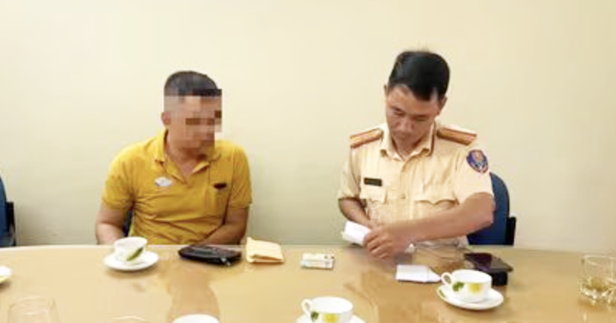 Mở cửa xe buýt đập vào người đi xe máy, mở thêm lần nữa đe dọa, cuối cùng... nhận phạt