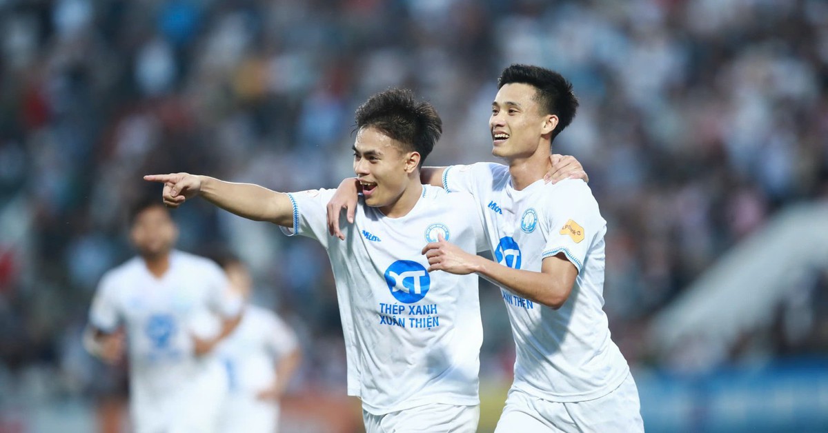 Lý Công Hoàng Anh lập cú đúp giúp Nam Định tiến sát đến ngôi vô địch V-League