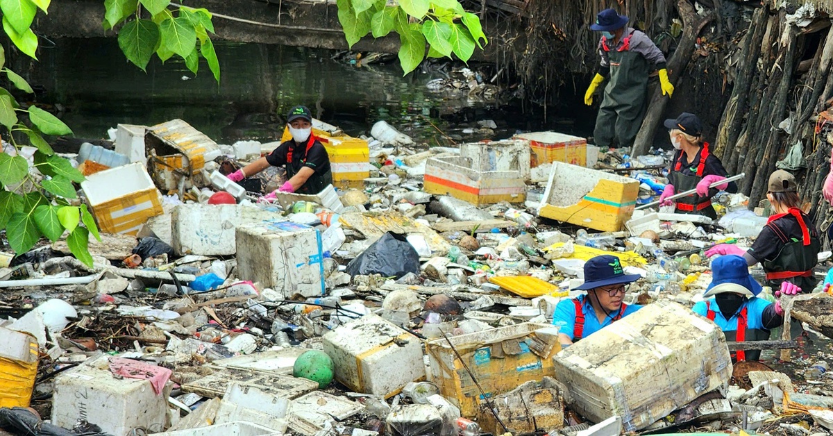 Thanh niên mướt mồ hôi vớt 20 tấn rác dồn ứ trên kênh Hy Vọng