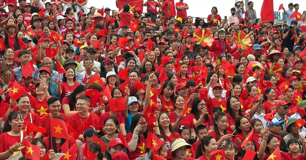 Hàng vạn người đổ về xem duyệt đội ngũ và diễu hành quần chúng ở Hải Phòng