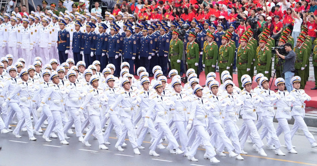 Duyệt đội ngũ và diễu hành quần chúng kỷ niệm 70 năm giải phóng Hải Phòng