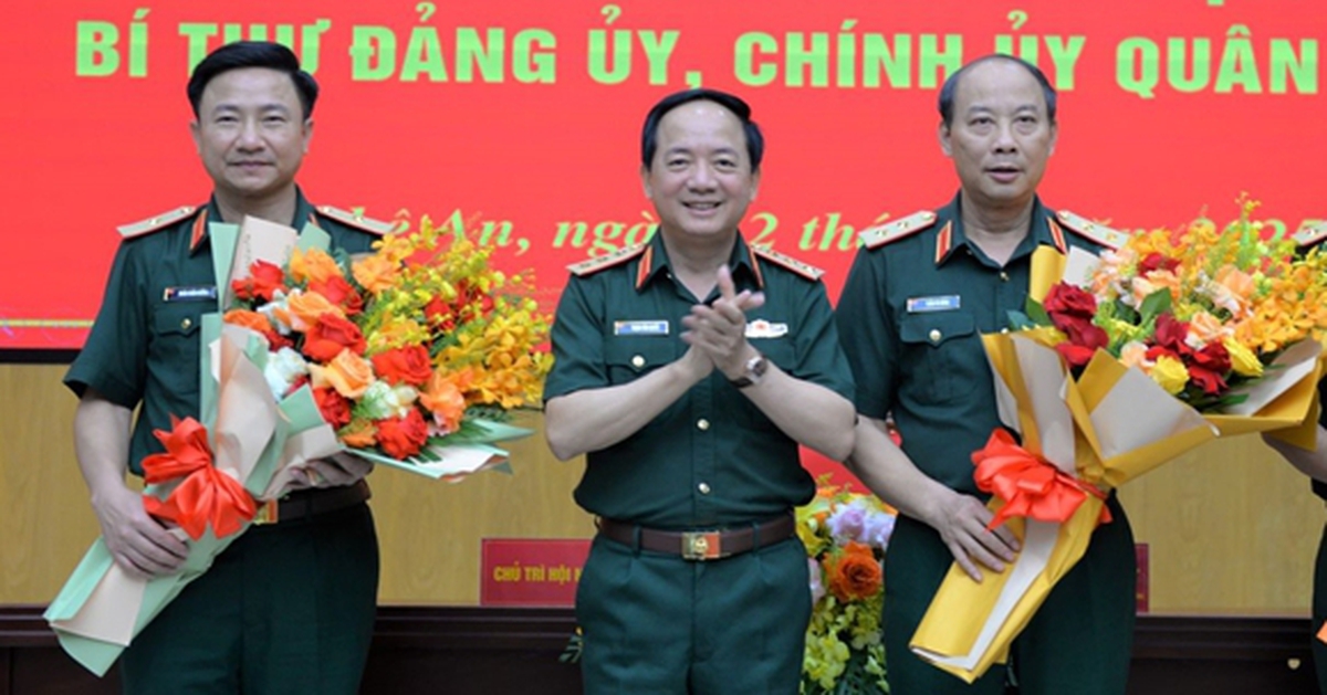 Bàn giao chức trách, nhiệm vụ Chính ủy Quân khu 4