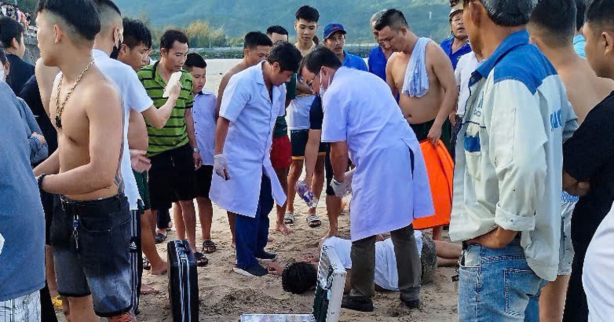 Cứu hai cậu cháu bị đuối nước khi tắm biển tại Đà Nẵng
