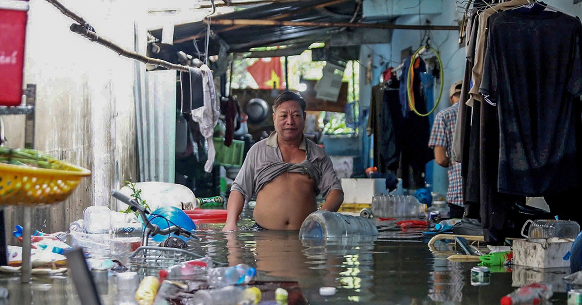 Trận mưa bất thường làm đảo lộn cuộc sống