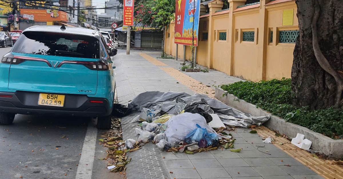 Chả hiểu vì sao người dân cứ vứt rác quanh cổng trường Châu Văn Liêm, Cần Thơ