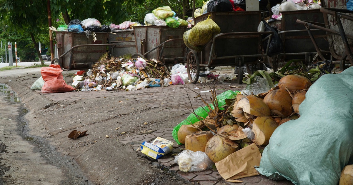 Rác ngập đường ở TP Thanh Hóa vì bãi rác bị chặn đường