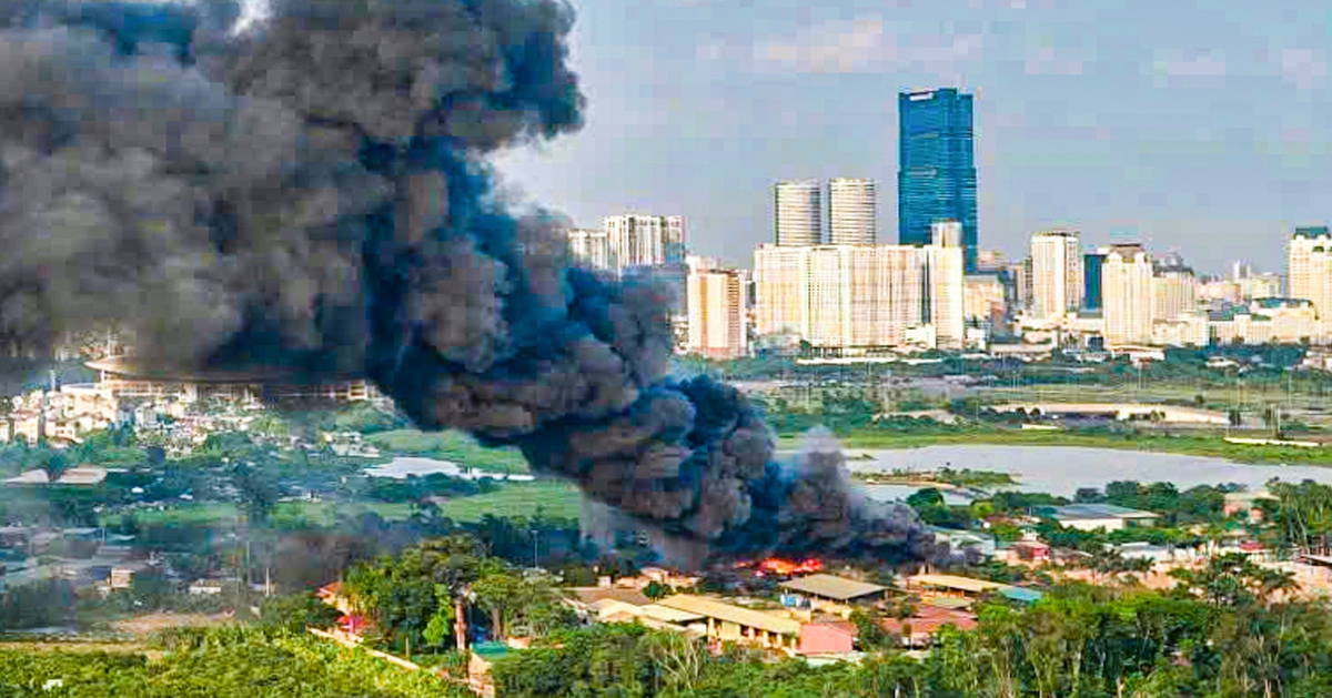 Cháy kho xưởng ở Hà Nội, cột khói bốc cao hàng trăm mét