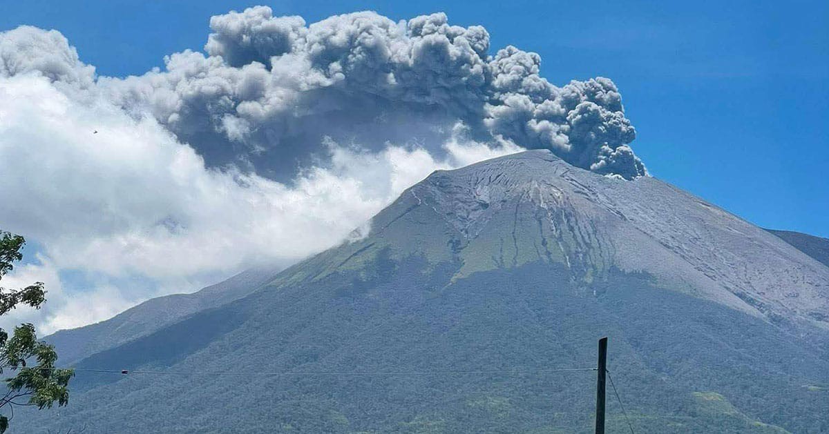 Núi lửa Philippines phun trào, cột tro khổng lồ bốc cao 4,5km