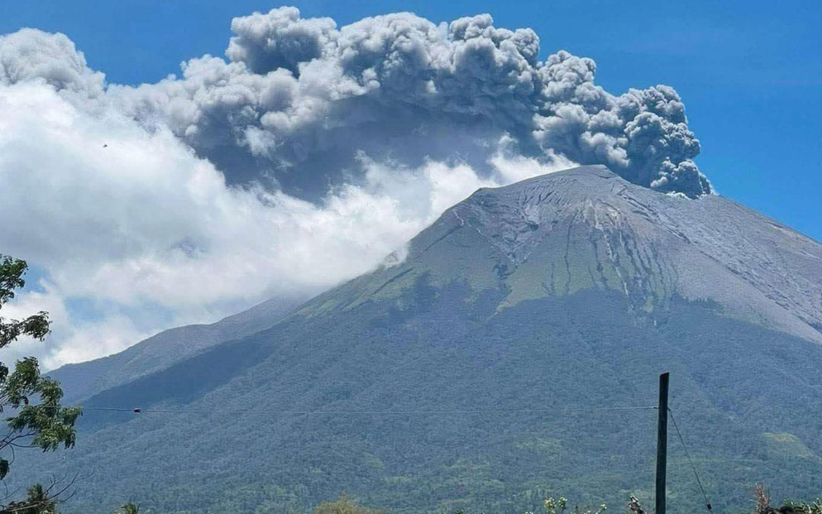 Núi lửa Philippines phun trào, cột tro khổng lồ bốc cao 4,5km