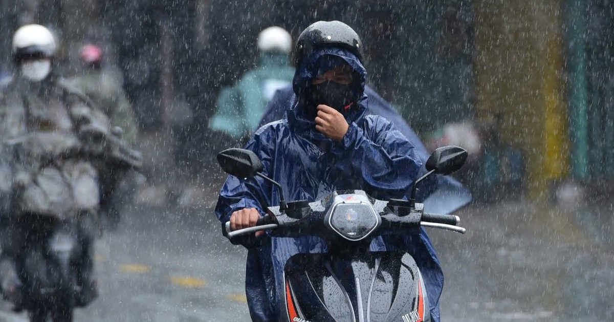Mây dông đang kéo mạnh về trung tâm TP.HCM, cảnh báo mưa ngập, cây đổ giờ tan tầm