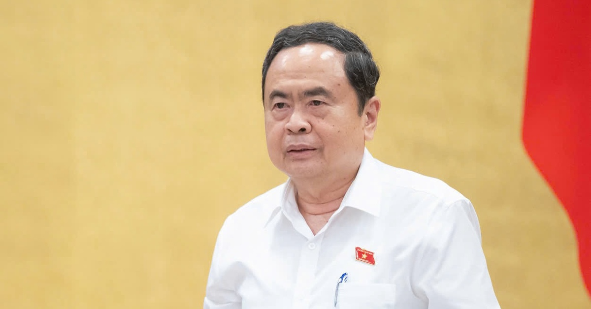 Chủ tịch Quốc hội Trần Thanh Mẫn ký các nghị quyết về công tác cán bộ