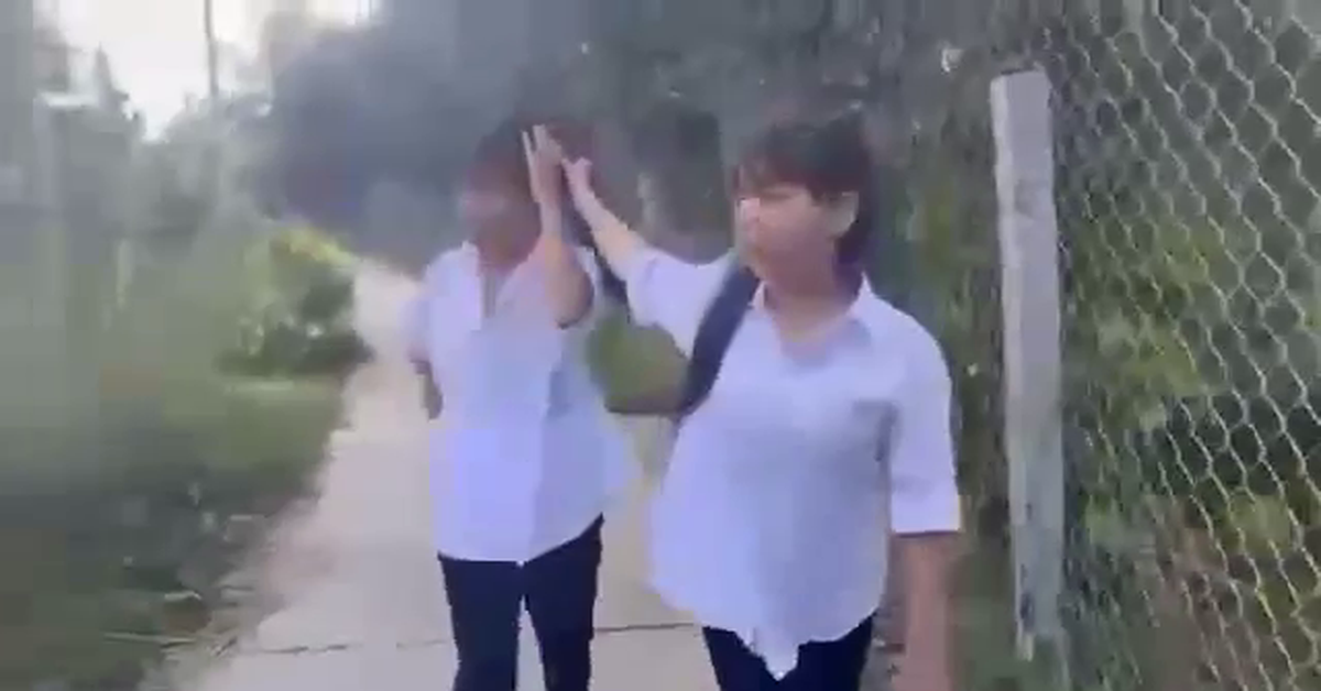 Đuổi học 1 tuần 2 nữ sinh đánh và làm nhục bạn học cùng trường