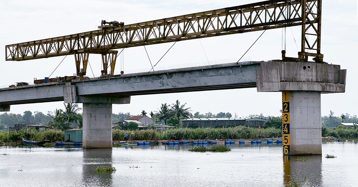 Cầu 220 tỉ ở Quảng Nam thi công 'rùa bò', gia hạn 8 lần vẫn chưa xong