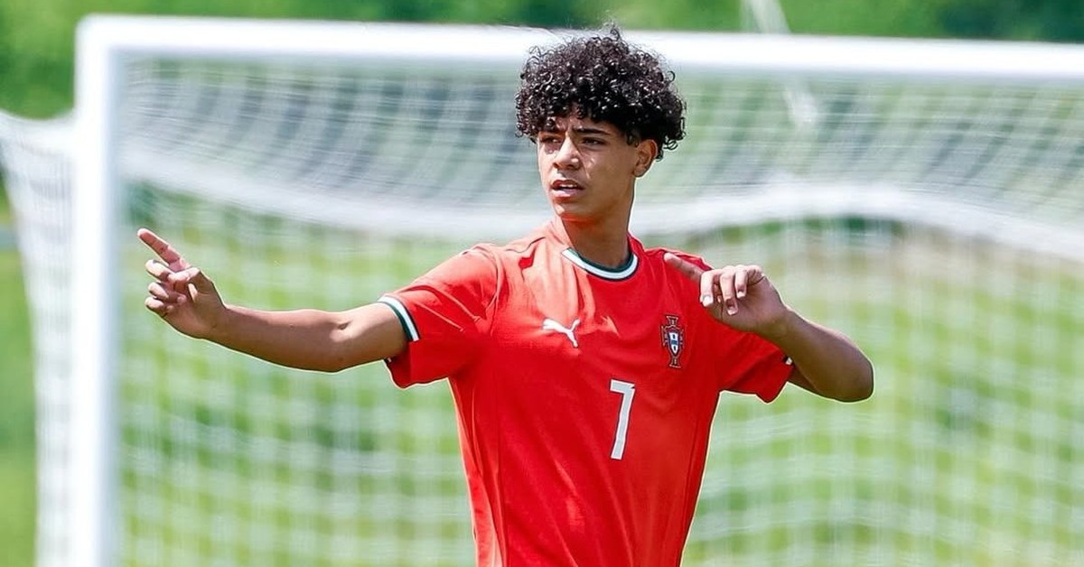 Con trai Ronaldo ra mắt tuyển U15 Bồ Đào Nha, mặc áo số 7
