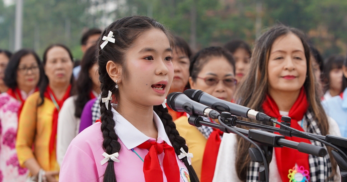Đại biểu Cháu ngoan Bác Hồ báo công với Chủ tịch Hồ Chí Minh