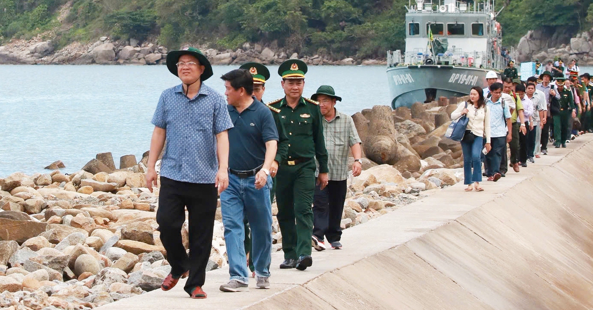 Bí thư Tỉnh ủy Cà Mau thăm và khảo sát cảng Hòn Khoai
